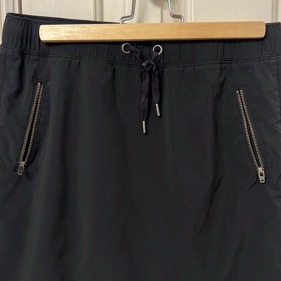 Athleta black skort with two zippered pockets - Picture 3 of 6